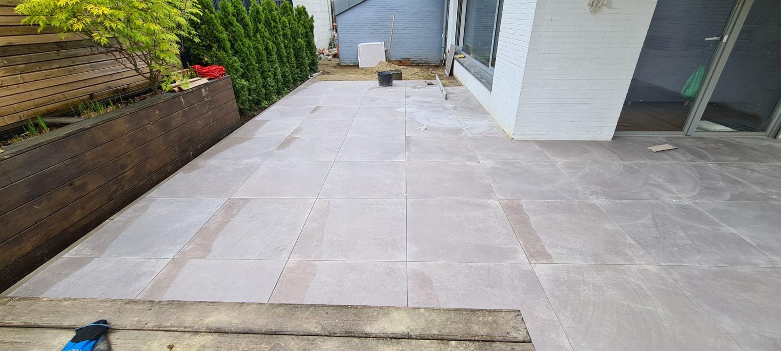Terrasse mit Hochbeet-Abschluss