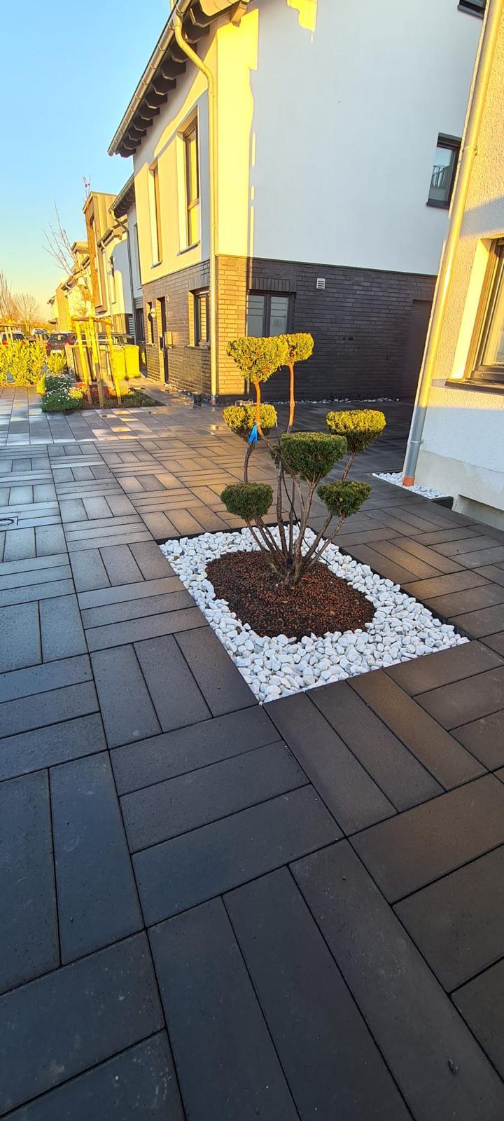 Gartenweg mit Kies-Intarsien